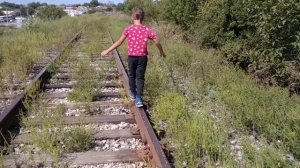 Старая железная дорога. Железнодорожный переезд. Светофор.