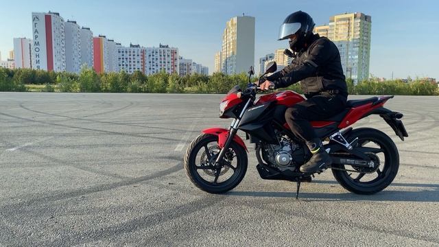 Лучший мотоцикл для новичка и для города! Обзор Honda CB250F! смотреть онлайн