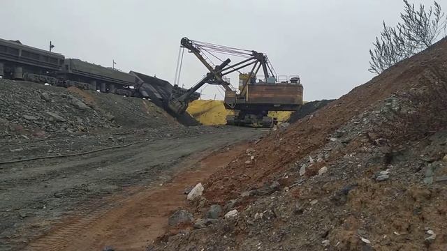 Выгрузка думпкаров на отвалы (ЭКГ-8и) смотреть онлайн