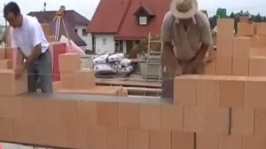 Правильная укладка керамических блоков и нанесение клея при помощи валика