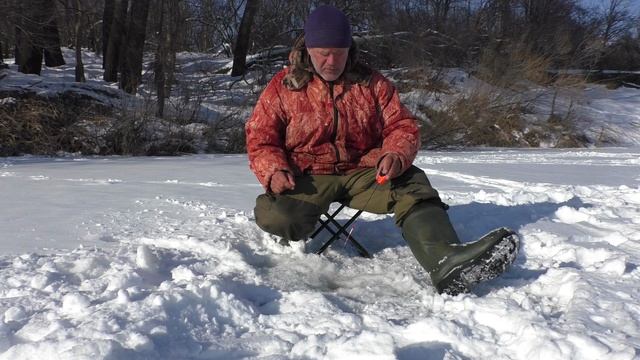 Рыбалка в середине марта на речке ! смотреть онлайн
