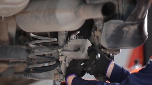 Hvordan bytte bak bremseskiver og bremseklosser på TOYOTA СOROLLA E150 [BRUKSANVISNING AUTODOC] смотреть онлайн