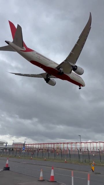 Landing of Boeing 787 Air India at Heathrow #heathrow #airplane #london #aviation #landing смотреть онлайн