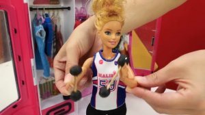 БАРБИ стала толстой и некрасивой. Куклы Барби и Кен ПОССОРИЛИСЬ. Смешные видео для девочек