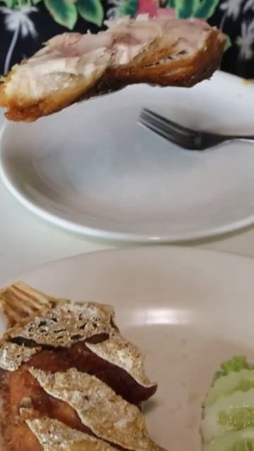 Eating a huge piece of fried fish, filling your mouth смотреть онлайн