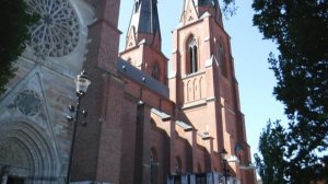 uppsala domkyrka ringer för Notre Dame cathedralen i paris kl11.55