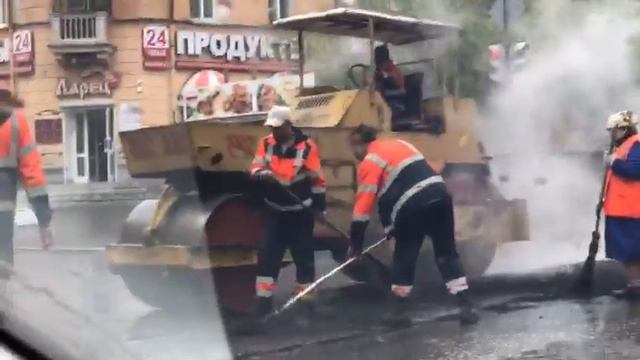Укладка асфальта в дождь на Сибирском тракте смотреть онлайн