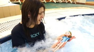 Видео для девочек ❄️ Куклы Сказочный патруль в аквапарке. Снежка превратилась в лёд!