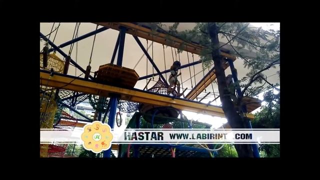 детский игровой парк: дети проидёт через  цепной мостик