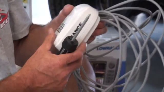 Lowrance HDS 10 with Structure Scan installation - iboats.com смотреть онлайн