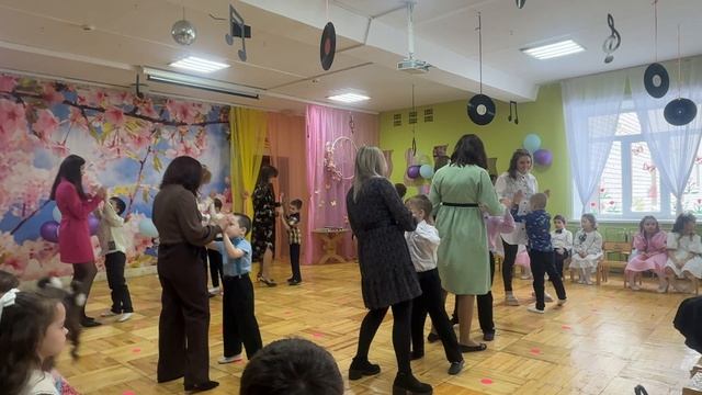 Танец Мам и сыновей