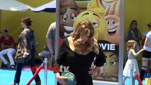 Jennifer Coolidge "The Emoji Movie" World Premiere смотреть онлайн