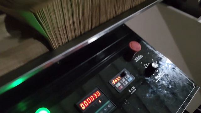 Машина для производства папиросной бумаги с тиснением на 300 салфеток смотреть онлайн