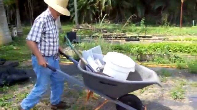 Joe with Wheelbarrow.MOV смотреть онлайн