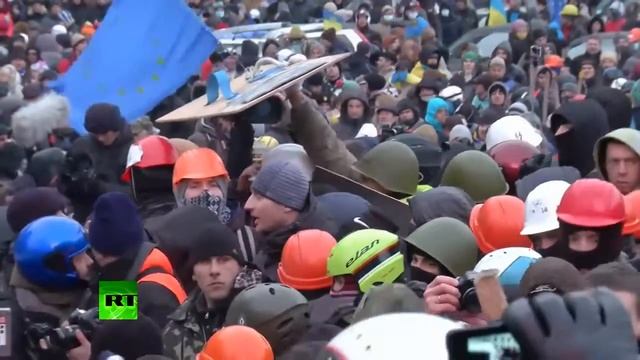 Майдан разбушевался митингующие в Киеве попытались прорвать оцепление у кабмина