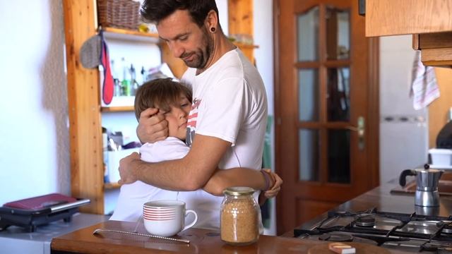 Desayuno en casa. Familia. смотреть онлайн