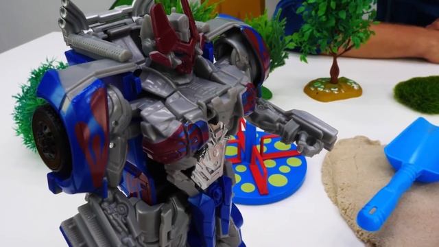 Игры с Трансформерами - Автобот Бамблби против машин Десептиконов! - Сборник видео игры битвы смотреть онлайн