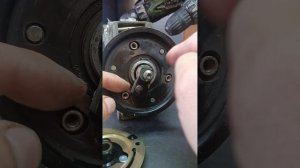 Снятие срывной пластины компрессора кондиционера.