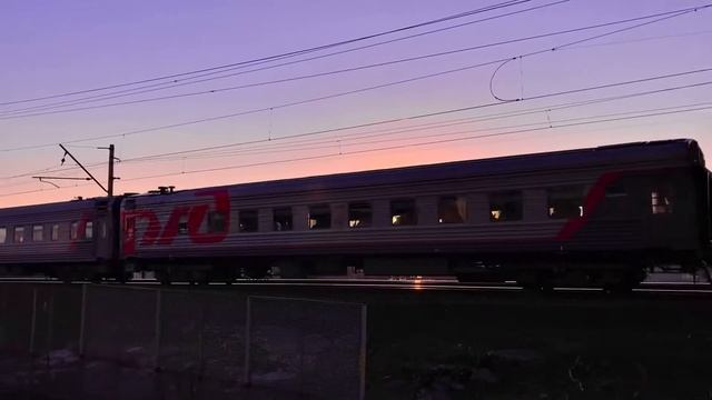 «На закате дня!» Электровоз ЭП2К-333 медленно проезжает станцию Кутузовская Курского направления смотреть онлайн