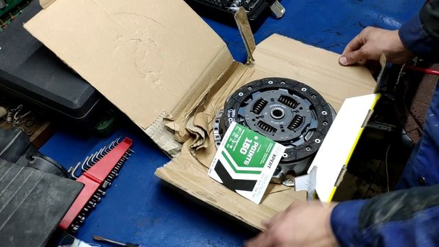 Замена сцепления и заднего сальника коленвала Форд Фьюжен смотреть онлайн