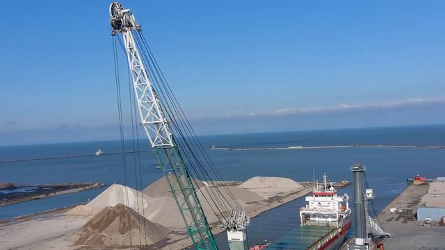 This ship was just loaded and leaving Ashtabula Ohio. Nice view of the blue water at Lake Erie. смотреть онлайн