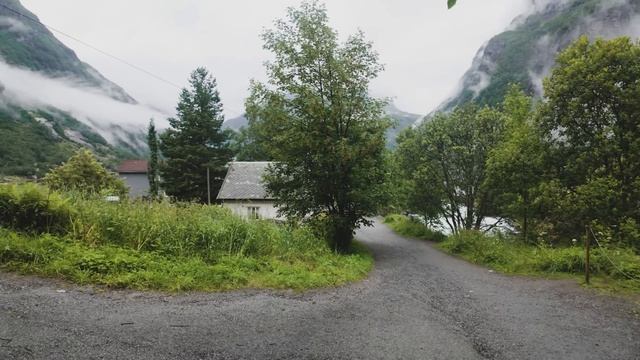 [4K Hazy Walk] Early Morning Walk through Geiranger in Norway - Norway Walks смотреть онлайн