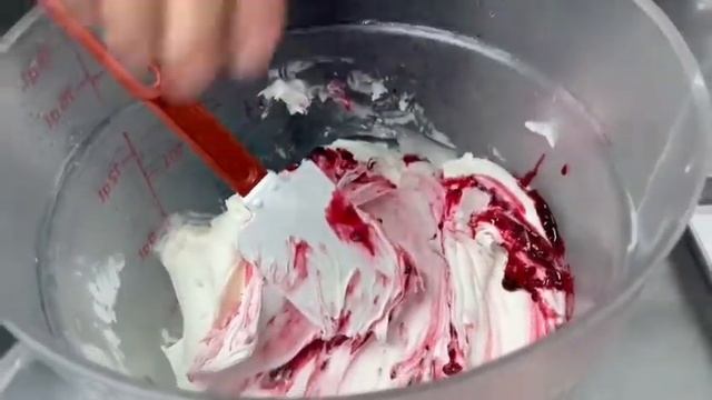 White Chocolate Raspberry Gelato Taste Test смотреть онлайн