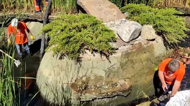 В Волгограде очищают искусственный пруд в сквере Саши Филиппова