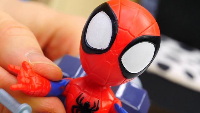 Человек Паук простудился в дождь! Игры в больничку в видео для мальчиков с Доктор Ой смотреть онлайн