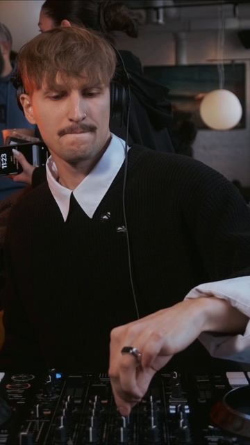 Когда хаус встречается с джазом — это чистая магия 🎹 смотреть онлайн