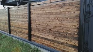 Красивый забор из досок и профильных труб своими руками.