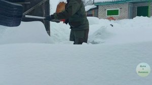 Кировск. На даче. Большая чистка. Чищу снег.