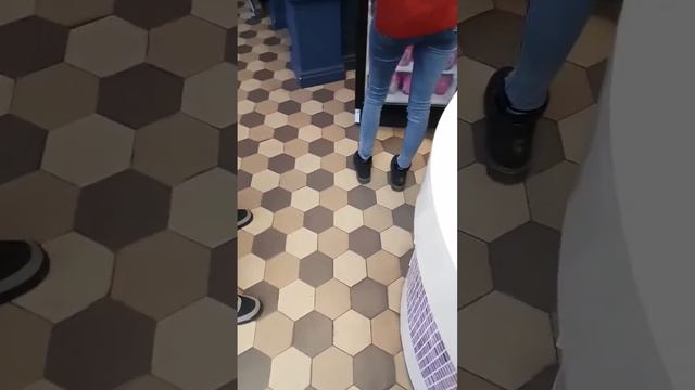 Baskin Robbins в ТЦ «Метрополь» смотреть онлайн
