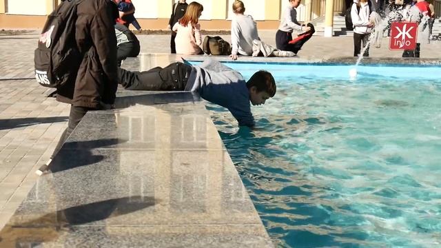 Новий фонтан біля житомирської школи №17 – розвага для дітей - Житомир.info смотреть онлайн