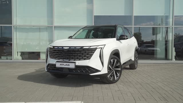 Geely Atlas. Белый. смотреть онлайн