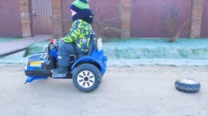 Трактор сломался Отвалилось колесо  Малыш ремонтирует Сломанный Трактор