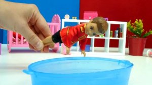 Штеффи и Пенная вечеринка! Смешные видео про маленькие куклы Барби