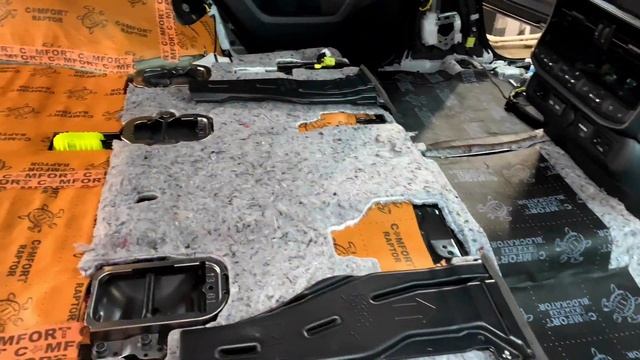 Toyota LC300 Шумоизоляция салона и колесных арок