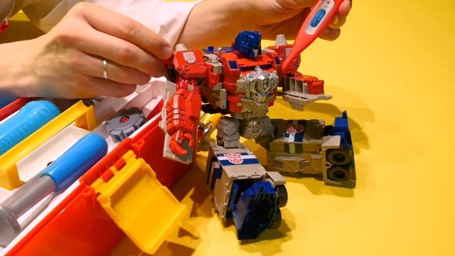 Игры в больничку — Трансформеры тренируются в ФИКСИПАРКЕ! Видео для мальчиков смотреть онлайн