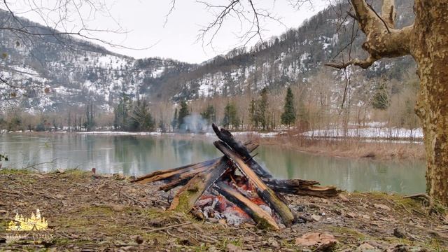 Winter Campfire Serenity: 4K Relaxation By The River