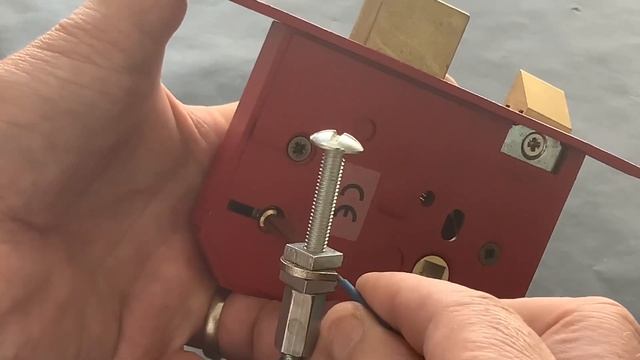 (104) Lock picking for Beginners - 5 Lever Mortice Lock picked in hand with homemade tension tool смотреть онлайн