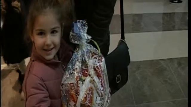 Представа „Деда Мразова мала шала“ и слатки пакетићи за малишане Чукарице смотреть онлайн