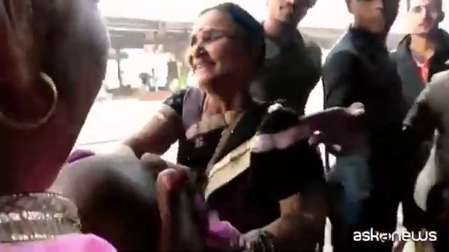 India, Bimba Cade Sui Binari Mentre Passa Il Treno: Illesa