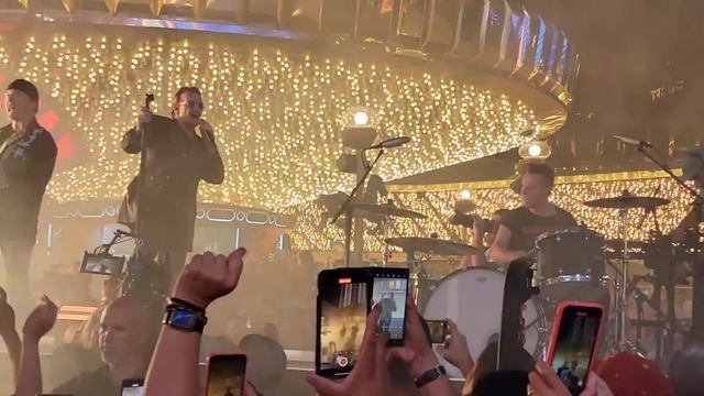 U2 "Atomic City" 2023 World Premiere Video Shoot Las Vegas смотреть онлайн