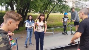 Две пьяные мамаши орут на детей в скейт парке