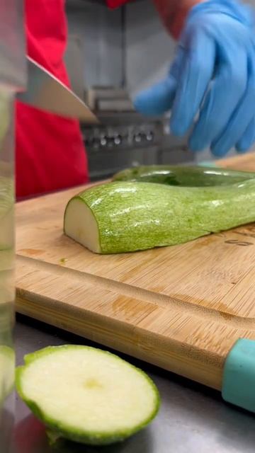 Slice & dice #food #knife #cutting #board #squash #kitchen #badbunny смотреть онлайн