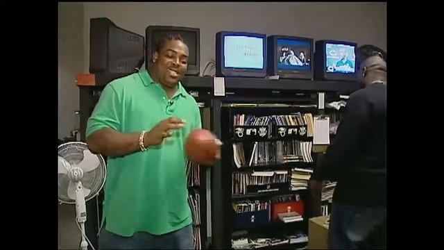 Tommie Harris and Tank Johnson at Fox 32 Dec. 4 2005 смотреть онлайн