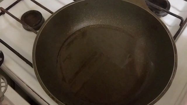 Картошка, жаренная с сосисками и яйцами, - вкусное и сытное блюдо из простых продуктов на ужин 😉