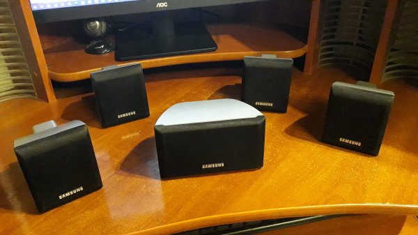 Колонки Самсунг и сабвуфер art.lebedev сопротивлением 8 Ом и мощностью 15 Вт.