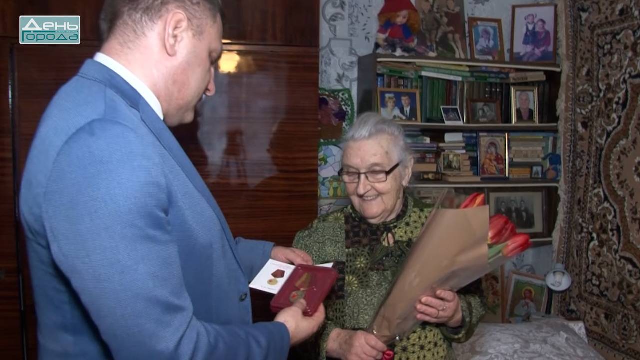 Глава Советского района А. Иванов поздравил жительницу блокадного Ленинграда Л. Большакову с 8 Марта смотреть онлайн